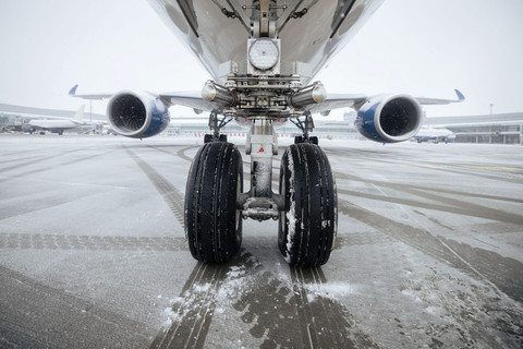 Ilustrasi ban pesawat. Foto: Jaromir Chalabala/Shutterstock