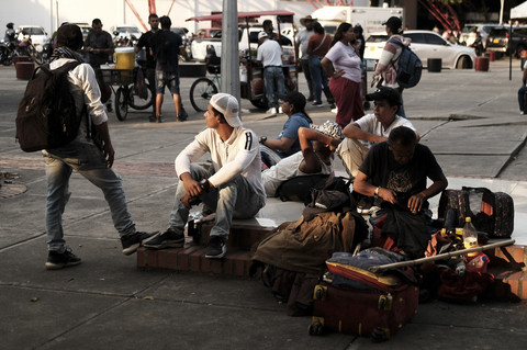 Para pengungsi dari bentrokan baru-baru ini antara gerilyawan sayap kiri yang saling bersaing, menunggu di luar Stadion General Santander di Cucuta, provinsi Norte de Santander, Kolombia, Senin (20/1/2025). Foto: FERLEY OSPINA/AFP