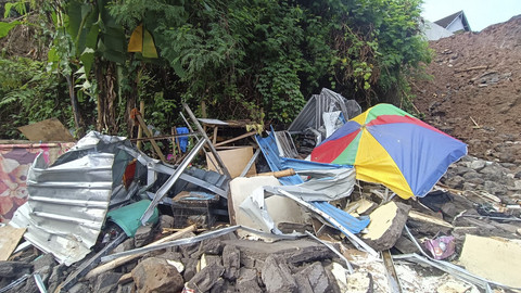 Suasana rumah kos tertimpa di Jalan Kendedes, Kelurahan Ubung, Denpasar, Bali, Senin (20/1/2025) pagi. Foto: Denita BR Matondang/kumparan