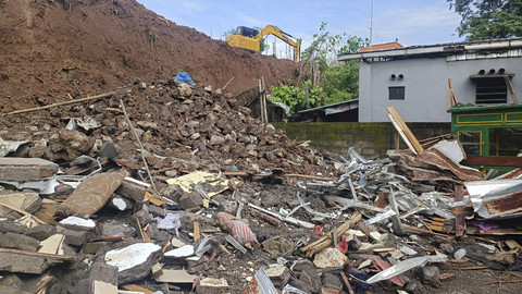 Suasana rumah kos tertimpa di Jalan Kendedes, Kelurahan Ubung, Denpasar, Bali, Senin (20/1/2025) pagi. Foto: Denita BR Matondang/kumparan