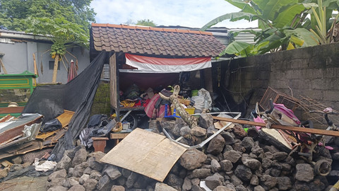 Suasana rumah kos tertimpa di Jalan Kendedes, Kelurahan Ubung, Denpasar, Bali, Senin (20/1/2025) pagi. Foto: Denita BR Matondang/kumparan