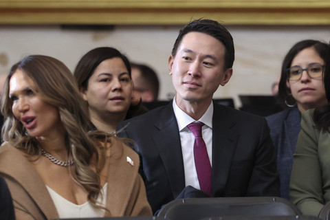 CEO TikTok Shou Zi Chew duduk sebelum Pelantikan Presiden ke-60 di Rotunda Gedung Kongres AS di Washington, Senin (20/1/2025). Foto: Kevin Lamarque/ AP pool REUTERS
