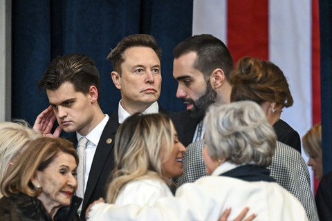 Elon Musk, tengah, tiba sebelum Pelantikan Presiden ke-60 di Rotunda Gedung Kongres AS di Washington, Senin (20/1/2025). Foto: Kenny Holston/The New York Times / POOL / AFP