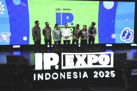 Menteri Kebudayaan Fadli Zon berfoto bersama dengan Wamen Kebudayaan Giring Ganesha, cbo GDP Venture Danny Oei Wirianto, founding partner GDP Venture Antony Lim, dan CEO GDP Martin Hartono saat IP.Expo Indonesia di Hotel Kempinski, Jakarta, Selasa (21/1/2025). Foto: Jamal Ramadhan/kumparan