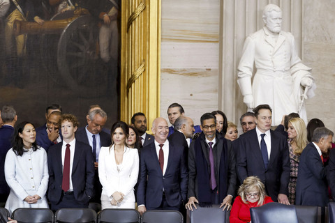 Priscilla Chan, CEO Meta Mark Zuckerberg, Lauren Sanchez, pengusaha Jeff Bezos, Sundar Pichai, dan pengusaha Elon Musk, di antara para pejabat lainnya, menghadiri pelantikan Donald Trump di rotunda Gedung Kongres Amerika Serikat, Senin (20/1/2025). Foto: SHAWN THEW/Pool via REUTERS