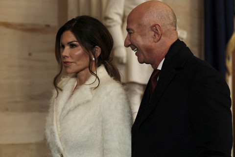 Jeff Bezos dan tunangannya Lauren Sanchez meninggalkan upacara pelantikan di Rotunda Gedung Kongres AS, Senin (20/1/2025). Foto: Chip Somodevilla/Pool via REUTERS