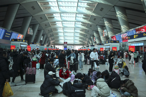 Calon penumpang di ruang tunggu stasiun kereta Beijing Selatan, Beijing, China, Senin (20/1/2025). Foto: Desca Lidya Natalia/Antara Foto