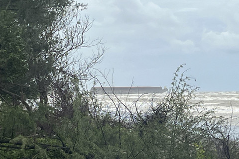 Kapal tongkang yang terdampar di Pantai Tiris, Desa Pabean Ilir, Blok Tegur, Kecamatan Pasekan, Kabupaten Indramayu. Foto: Dok. Istimewa