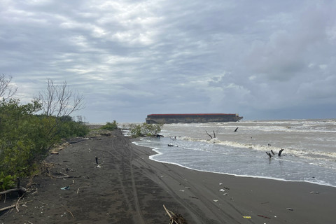 Kapal tongkang yang terdampar di Pantai Tiris, Desa Pabean Ilir, Blok Tegur, Kecamatan Pasekan, Kabupaten Indramayu, Senin (20/1/2025). Foto: kumparan