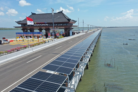 PLTS berkapasitas 400 kWp di sepanjang tol Bali-Mandara. Foto: Dok. Bukit Asam