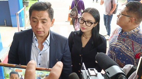 Penyanyi Dangdut Wika Salim (kanan) Didampingi Kuasa Hukumnya, Sandy Arifin (kiri) di SPKT Polda Metro Jaya, Selasa (21/1/2025). Foto: Aprilandika Pratama/kumparan
