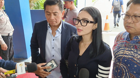 Penyanyi Dangdut Wika Salim (kanan) Didampingi Kuasa Hukumnya, Sandy Arifin (kiri) di SPKT Polda Metro Jaya, Selasa (21/1/2025). Foto: Aprilandika Pratama/kumparan