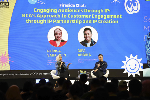 SVP Marketing Communication BCA Norisa Saifuddin berbincang dengan disaksikan oleh Chief Commercial Officer IMAJINARI Production House Dipa Andika menyampaikan paparan saat IP.Expo Indonesia di Jakarta, Selasa (21/1/2025). Foto: Jamal Ramadhan/kumparan