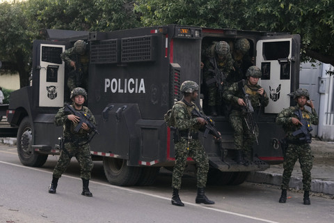 Tentara dikerahkan di Tibu, Kolombia, Senin, 20 Januari 2025, menyusul serentetan serangan gerilyawan yang menewaskan puluhan orang dan memaksa ribuan orang mengungsi dari rumah mereka di wilayah Catatumbo. Foto: Fernando Vergara/AP Photo