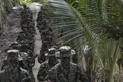 Anggota kelompok pembangkang FARC Segunda Marquetalia berbaris di sebuah lahan pertanian di Llorente, daerah pedesaan di kota pelabuhan Tumaco, departemen Narino, Kolombia, pada tanggal 31 Agustus 2024.  Foto: Joaquin Sarmiento/AFP