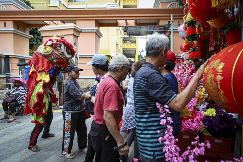 Barongsai tampil menghibur pengunjung di kawasan Pecinan Glodok, Jakarta Barat, Selasa (21/1/2025). Foto: Iqbal Firdaus/kumparan