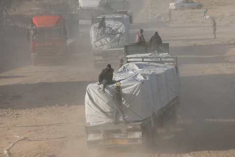 Truk bantuan untuk warga Palestina memasuki wilayah Rafah, Jalur Gaza, Selasa (21/1/2025) setelah gencatan senjata diteken. Foto: Mohammed Salem/REUTERS