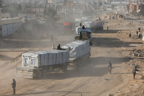 Truk bantuan untuk warga Palestina memasuki wilayah Rafah, Jalur Gaza, Selasa (21/1/2025). Saat ini Israel memblokir masuknya truk bantuan itu. Foto: Mohammed Salem/REUTERS