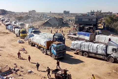 Truk bantuan untuk warga Palestina memasuki wilayah Rafah, Jalur Gaza, Selasa (21/1/2025). Foto: Hussam Al-Masri/REUTERS