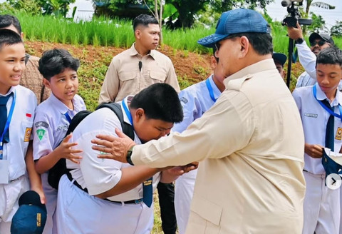 Presiden Prabowo bersama anak SMP di Kabupaten Sumedang, Jawa Barat, pada Senin, 20 Januari 2025. Foto: Dok Setkab RI