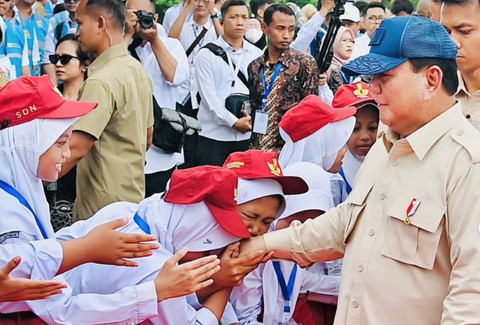 Presiden Prabowo bersama anak SD di Kabupaten Sumedang, Jawa Barat, pada Senin, 20 Januari 2025. Foto: Dok Setkab RI