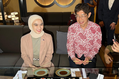 Duta Besar Jepang untuk ASEAN, Kiya Masahiko dan Duta Besar Jepang-ASEAN untuk Pangan & Pertanian, Melody Laksani, dalam acara pengenalan hidangan khas Tahun Baru Jepang, Osechi Ryori di Okuzono Restaurant, Jakarta, Selasa (21/1/2025). Foto: Tiara Hasna/kumparan