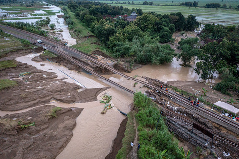 Foto udara kondisi rel kereta api km 32+5/7 antara Stasiun Gubug-Karangjati yang tanggul penyangganya amblas tergerus banjir luapan air Sungai Tuntang di Gubug, Kabupaten Grobogan Jawa Tengah, Selasa (21/1/2025). Foto: Aji Styawan/ANTARA FOTO