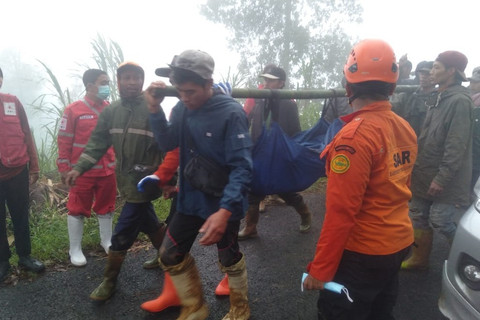 Proses evakuasi korban longsor di Pekalongan, Jawa Tengah, Selasa (21/1/2025). Foto: Kemensos RI