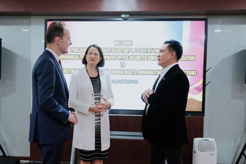  Menko Kumham Imipas Yusril Ihza Mahendra menerima kunjungan delegasi pemerintah Kerajaan Inggris di Kantor Kemenko Kumham Imipas, Jakarta, Senin (20/1/2025).  Foto: Kemenko Kumham Imipas RI.