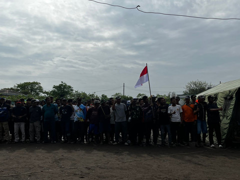 Persiapan Angakatan Laut dan Kementerian KKP bongkar pagar laut di Tangerang, Rabu (22/1/2025).  Foto: Rayyan Farhansyah/kumparan
