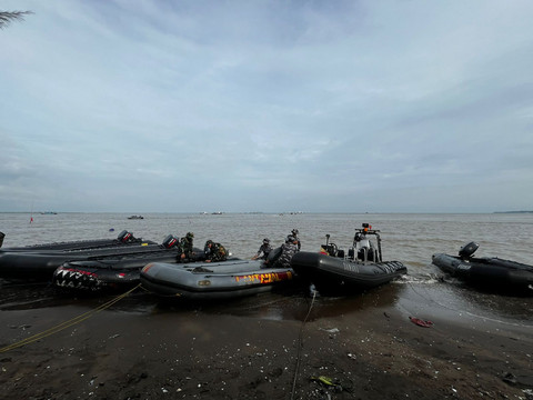 Persiapan Angakatan Laut dan Kementerian KKP Bongkar Pagar laut di Tangerang, Rabu(22/1/2025).  Foto: Rayyan Farhansyah/kumparan