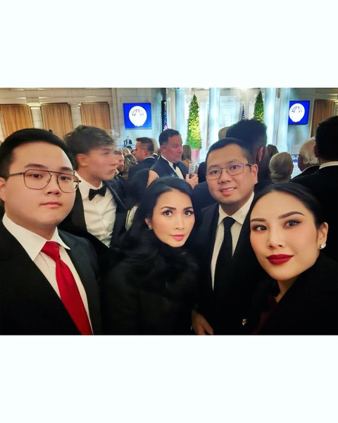 Caption: Keluarga Hary Tanoesoedibjo menghadiri pelantikan Presiden Amerika Serikat (AS) Donald Trump. Dok: @angelatanoesudibjo