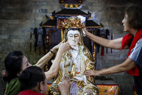 Sejumlah warga keturunan Tionghoa menggelar prosesi pencucian rupang di Vihara Amurva Bhumi, Jakarta Selatan, Rabu (22/1/2025).  Foto: Iqbal Firdaus/kumparan