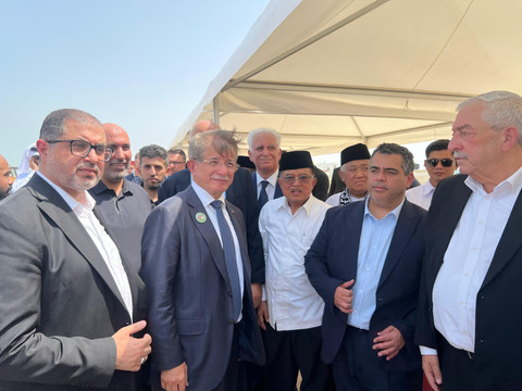Dr. Basaam Naem (kiri) bersama Pemimpin Hamas lainnya bersama Jusuf Kalla (tengah) menghadiri Pemakaman Kepala Biro Politik Hamas Ismail Haniyeh, jumat 02/08/2024 di Kompleks Pemakaman Keluarga Emir Qatar, Lusail Doha. Foto: Andreas Gerry Tuwo/kumparan