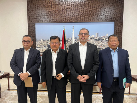 Wapres RI ke-10 dan 12 didampingi Tim Kecil Misi Perdamaian Hamid Awaludin dan Sudirman Said, berfoto bersama Dr. Bassam Naem - Wakil Kepala Biro Politik Hamas, usai berdiskusi mencari solusi penyelesaian Perang antara Israel dan Hamas di Jalur Gaza. Foto: Andreas Gerry Tuwo/kumparan