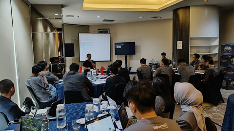 Para peserta NextDev Academy mengikuti sharing session bersama Budi Handoko, Co-founder Shipper.  Foto: Habib Allbi Ferdian/kumparan