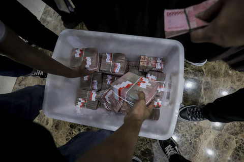 Barang bukti berupa uang tunai Rp 52,5 miliar terkait kasus penipuan investasi bodong robot trading NET89 di Bareskrim Polri, Jakarta Selatan, Rabu (22/1/2025). Foto: Jamal Ramadhan/kumparan
