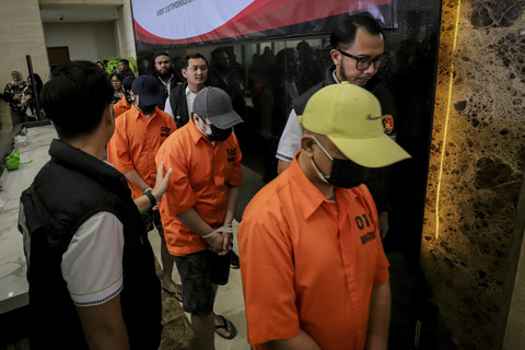 14 tersangka dihadirkan pada konferensi pers terkait kasus penipuan investasi bodong robot trading NET89 di Bareskrim Polri, Jakarta Selatan, Rabu (22/1/2025). Foto: Jamal Ramadhan/kumparan