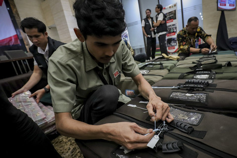 Petugas mengecek barang bukti terkait kasus penipuan investasi bodong robot trading NET89 di Bareskrim Polri, Jakarta Selatan, Rabu (22/1/2025). Foto: Jamal Ramadhan/kumparan