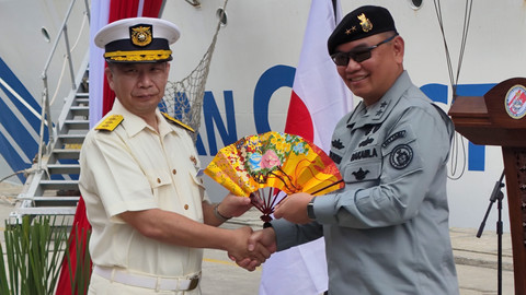 Sestama Bakamla RI, Laksma Samuel Kowaas, dan Vice Commandant for Operation of Japan Coast Guard, Kanosue Hiroaki, di Tanjung Priok, Jakarta Utara, Rabu (22/1). Foto: Jonathan Devin/kumparan