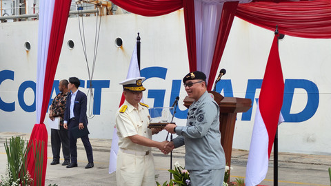 Sestama Bakamla RI, Laksma Samuel Kowaas, dan Vice Commandant for Operation of Japan Coast Guard, Kanosue Hiroaki, di Tanjung Priok, Jakarta Utara, Rabu (22/1). Foto: Jonathan Devin/kumparan