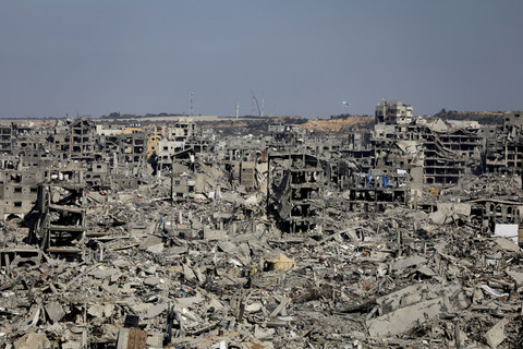 Suasana bangunan yang hancur akibat gencatan senjata Hamas-Israel di Jabalia, Jalur Gaza, Selasa (21/1/2025). Foto: Dawoud Abu Alkas/REUTERS