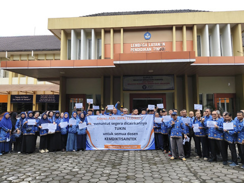 Dosen ASN LLDIKTI Wilayah V Daerah Istimewa Yogyakarta (DIY) berdemo menuntut agar tunjangan kerja (tukin) dibayarkan di kantor LLDIKTI DIY, Rabu (22/1/2025). Foto: Arfiansyah Panji Purnandaru/kumparan
