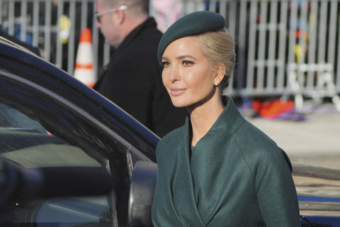 Putri Presiden terpilih AS Donald Trump, Ivanka Trump, berjalan setelah menghadiri kebaktian di Gereja St. John pada Hari Pelantikan masa jabatan kedua Donald Trump sebagai presiden di Washington, AS, Senin (20/1/2025). Foto: Jeenah Moon/REUTERS