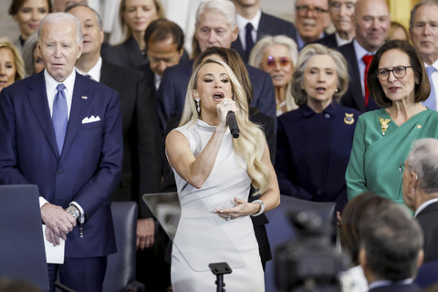 Penyanyi country Carrie Underwood membawakan "America the Beautiful" saat mantan Presiden AS Joe Biden menyaksikan upacara pelantikan Presiden AS Donald Trump di rotunda Gedung Capitol Amerika Serikat di Washington, DC, AS, Senin (20/1/2025). Foto: SHAWN THEW/Pool via REUTERS