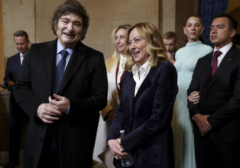 Perdana Menteri Italia Giorgia Meloni dan Presiden Argentina Javier Milei tiba untuk pelantikan Presiden Donald Trump di Rotunda Gedung Capitol di Washington, AS, Senin (20/1/2025). Foto: Evelyn Hockstein/REUTERS