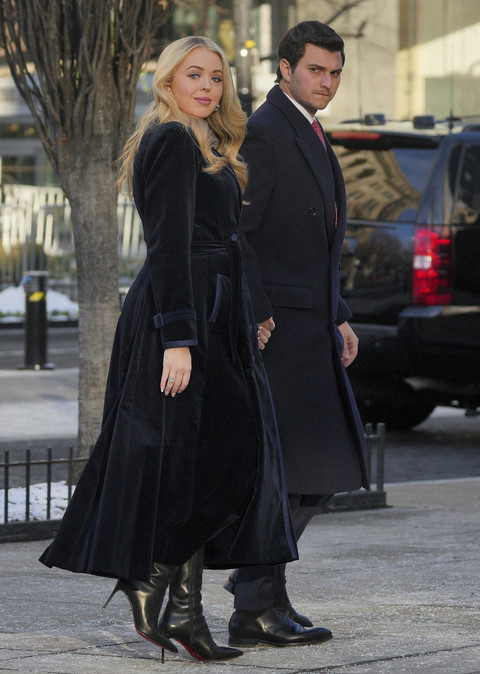 Putri Presiden terpilih AS Donald Trump, Tiffany Trump dan suaminya Michael Boulos tiba untuk menghadiri kebaktian di Gereja St. John pada Hari Pelantikan masa jabatan kedua Donald Trump sebagai presiden di Washington, AS, Senin (20/1/2025). Foto: SHAWN THEW/Pool via REUTERS