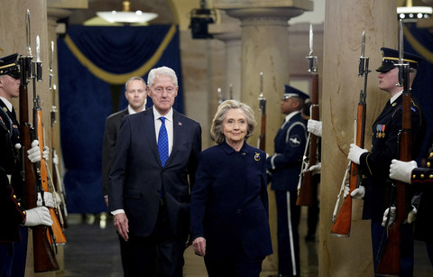 Mantan Presiden Bill Clinton dan mantan Menteri Luar Negeri Hillary Clinton tiba menjelang upacara pelantikan Donald Trump menjadi Presiden Amerika ke-47, Senin (20/1/2025). Foto: SHAWN THEW/Pool via REUTERS