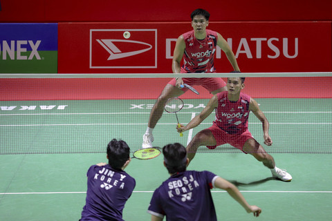 Ganda putra Indonesia Fikri/Marthin beraksi melawan ganda putra Korea Selatan Jin Yong/Seo Seung pada Indonesia Masters 2025 di Istora Senayan, Jakarta, Rabu (22/1/2025). Foto: Jamal Ramadhan/kumparan