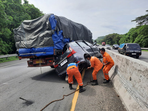 Truk fuso tabrak Avanza di KM 80 Cipularang, pada Rabu (22/1). Dok. PJR Cipularang